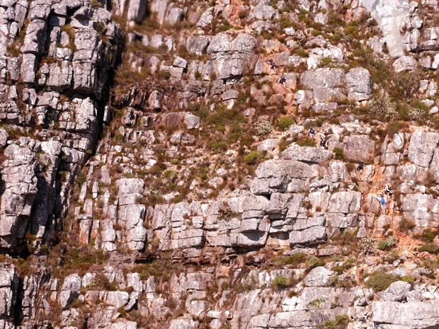 2時間程度の登山コースもあるけどとてもハードそう。人がいるのわかる?