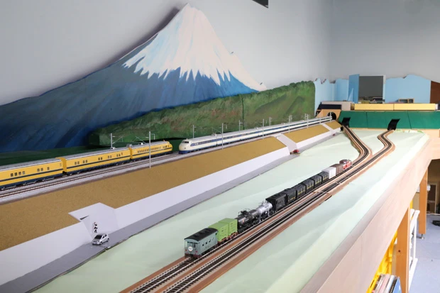自宅に広がる鉄道模型のレイアウト
