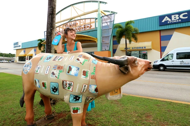 完全に気が抜けているおのぼりさんと牛。「Carabaos(水牛) on Vavation」という島おこしプロジェクトの一環で、水牛オブジェがあちこちにいました