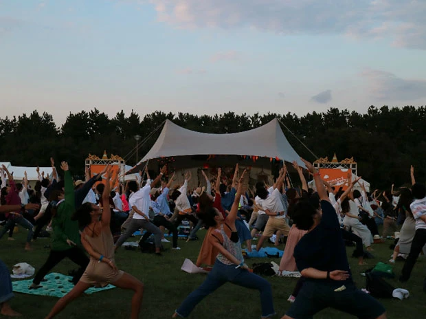 サンセットタイムには女優の松本莉緒さんの指導でみんなでヨガ