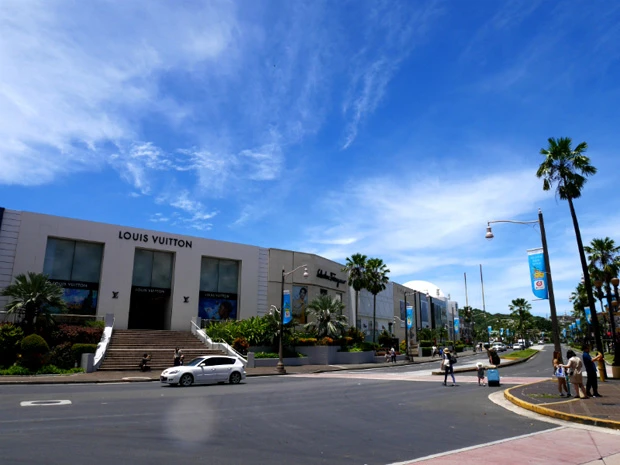 グアムの街中。ブランド品を買うわけでもないし、何しようか