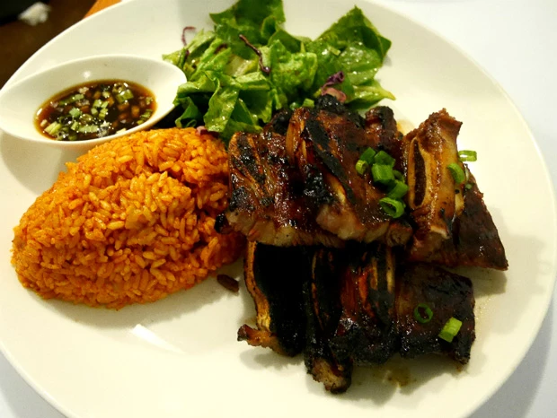 人気チャモロ料理レストランのショートリブ