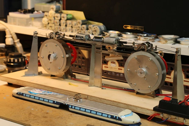 自作の台車試験機。コンテストを想定して、ホイールの円周は本番のレールの1本の長さと同じ25cm