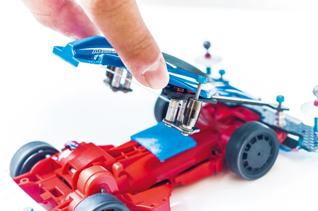 着地時の跳びはねを防ぐ“フロントちょうちん”。その呼び名はウエイトの形がちょうちんに似ていることに由来