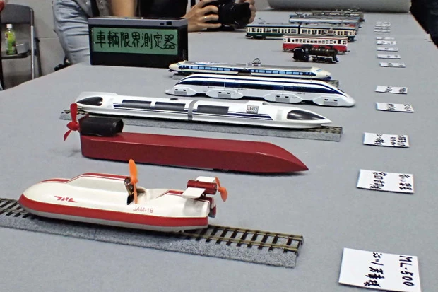 手前が世界記録を樹立した江川氏の模型