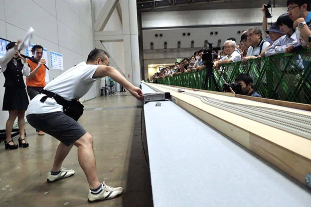 全長50m、幅16.5mmの線路を走行させ、25m地点の通過速度を競う。ギネス記録をかけた決勝は5名が参加。江川氏は2位の倍近いスピードで圧勝!