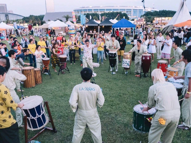 佐藤ドンドコ率いる日本初パーカッション集団ラ・セーニャスの、DJのように変化のある演奏とダイナミックなパフォーマンス!