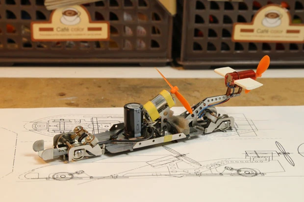 モーターはスロットカー用のものを使うなど、部品はすべて市販品で、材料費は合わせて１万円ほど。部品の価格よりも、シビアな調整がものをいう世界だ