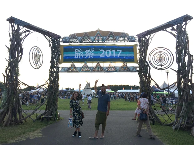 流木アーティストKSKが作ったエントランスアーチ