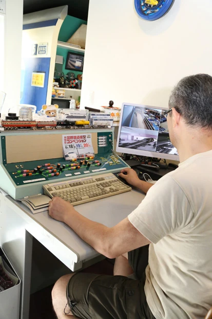 本物の運転指令員さながらに、さまざまな車両を動かすのが江川氏の至福の時間