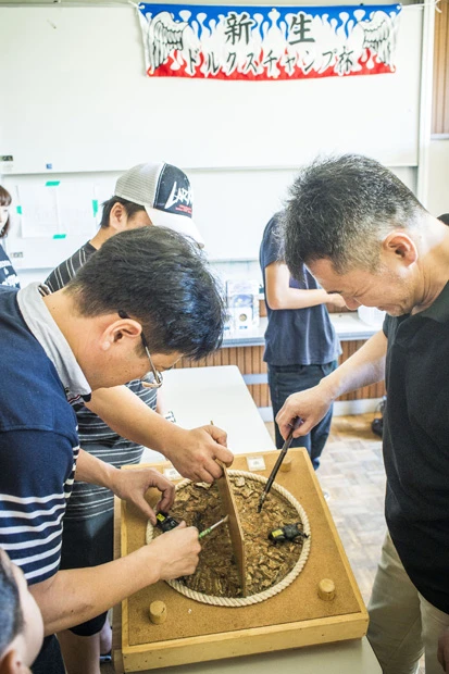 調教スティック(棒の先にクワガタの顎をつけたもの)を手に、ボクサーを見守るセコンドのように“人虫一体”となって戦う参加者