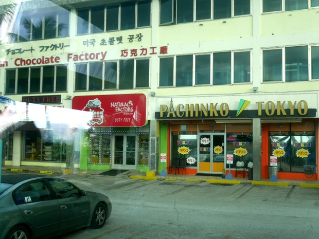 パチンコにチョコレートショップ。観光客向け?