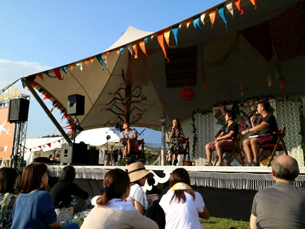 ステージ左からkozeeさん、私、松谷一慶さん、司会・前田塁さん。「マチュピチュに行ったことがある人~?」という質問にはかなり多くの手が挙っていた。さすが、旅人のフェス!