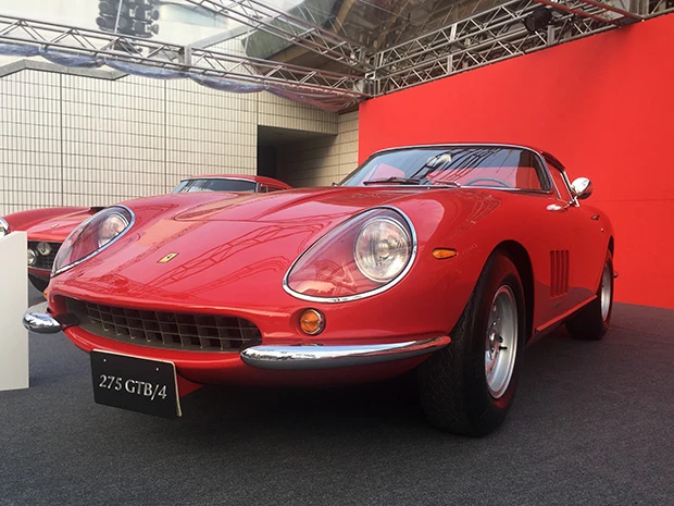 ２７５ＧＴＢ／４（１９６７）６６年発表。記念すべきフェラーリ日本初進出のモデル。オーナーのひとりであったオーストリアの指揮者・カラヤンをして「最高のシンフォニーだ」と言わせしめた一台