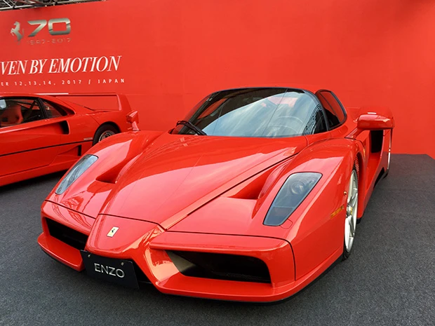 エンツォ（２００２）フェラーリ創業５５周年を記念して作られたモデル。当時、１億円を超えるスーパースポーツは珍しかった。“ケン・オクヤマ”こと、奥山清行氏がデザインを手がけたことでも有名だ