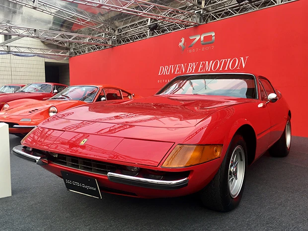 ３６５ＧＴＢ／４　“デイトナ”（１９７０）発売年に、デイトナ２４時間耐久レースでフェラーリが１～３位を独占したことから、“デイトナ”の愛称で知られる。今年９月には、世界に１台の軽量アルミボディの個体（公道仕様）が岐阜県の納屋から発掘され、話題となった。