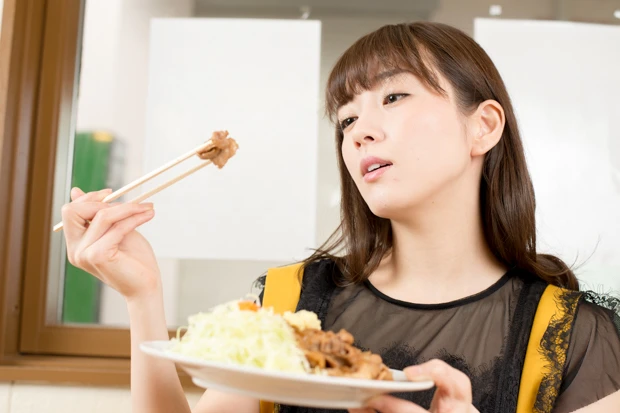 まずは生姜焼きを愛でる、都ちゃん!