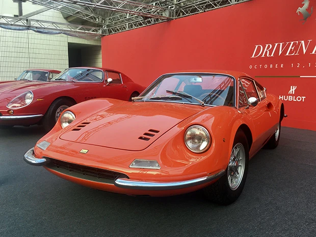 ディーノ２０６ＧＴ（１９６８）横置きＶ６エンジンを搭載する、フェラーリ初の量産型ミッドシップとして６７年に誕生。その名は、エンジンの発案者であり、早逝したエンツォ・フェラーリの長男に由来する