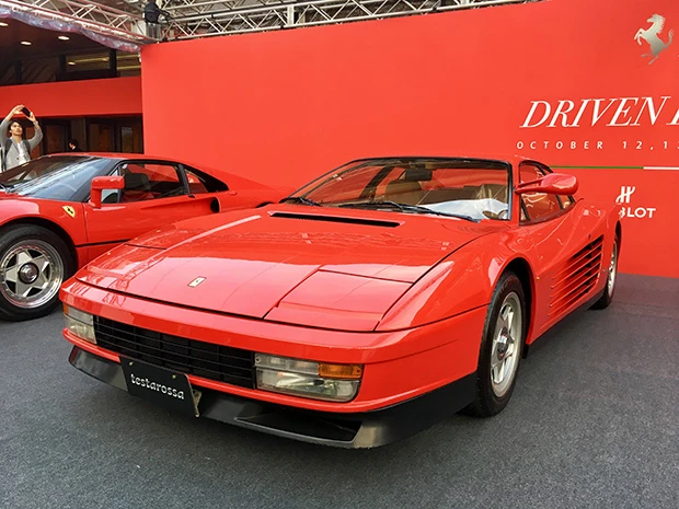 テスタロッサ（１９８５）６０年代のレーシングカー、テスタロッサの名を継ぐＶ１２ミッドシップモデル。高いドアミラーの位置は、当時のイタリア法規に従うためだ。この後、さらなる改良を遂げた５１２ＴＲが、９２年に誕生する