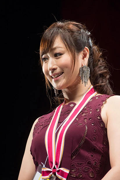 ハード部門2位、『マニアの生贄』(アタッカーズ)でメダルを受け取った川上ゆう。ファンはもちろん、業界内からも圧倒的支持を持つ女優