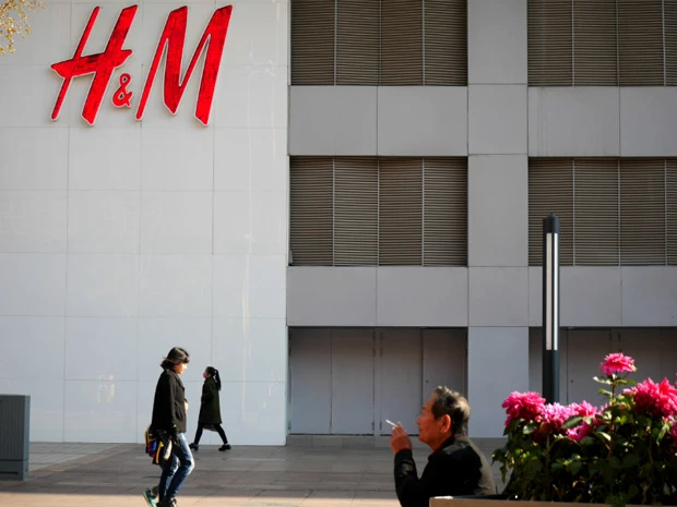 H&Mの前を行き交う若者たちと、タバコをふかすおじさん