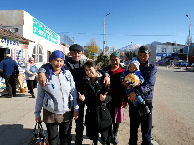 ボコンバエバに到着するなり珍しがられて写真を頼まれるスターマリーシャ