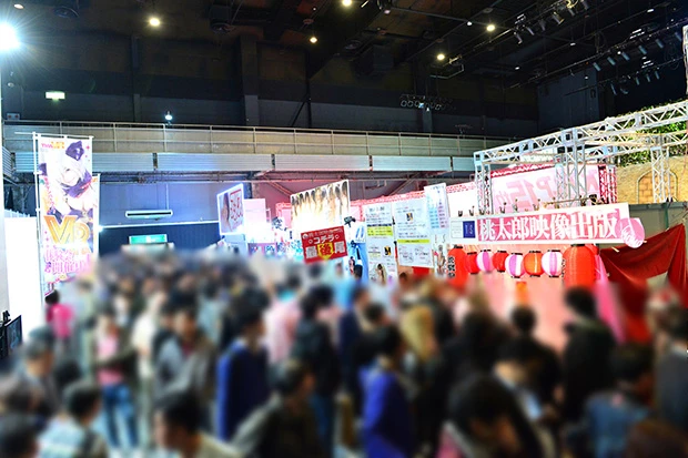 Japan Adult Expoでは、AVメーカーのイベントブースにファンが押し寄せた。さながらAVの文化祭のよう