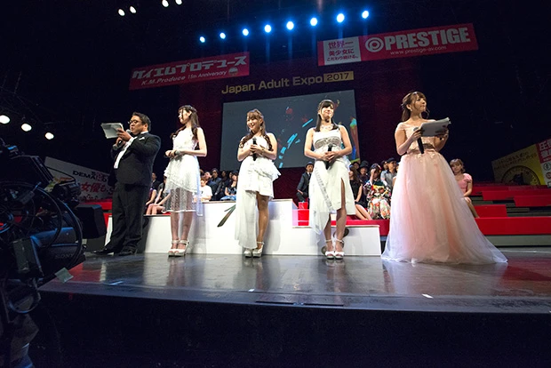 (右から)三上悠亜が司会を務め、高橋しょう子、白石茉莉奈、橋本ありながイメージガールとしてアシスト