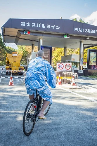 力士は自転車に乗るときも浴衣姿のため、そのまま行こうとする細田。しかし危険なので着替えることに