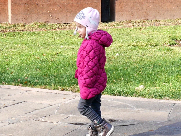 公園にいた愛らしい女の子。すでに顔ができあがっている