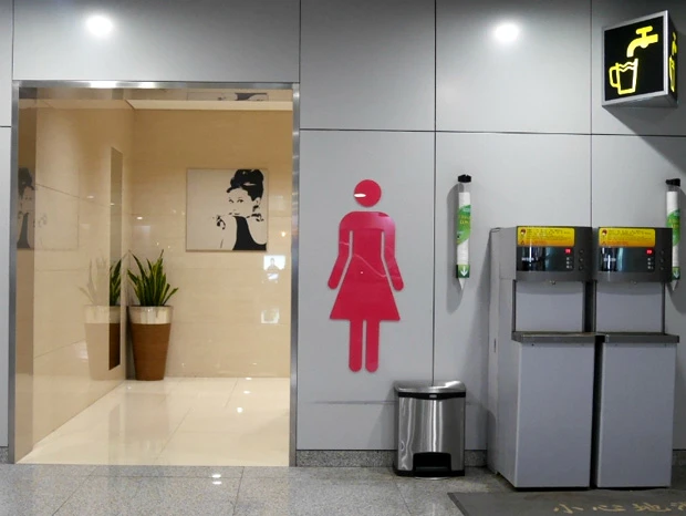 ヘップバーンが見守るトイレ