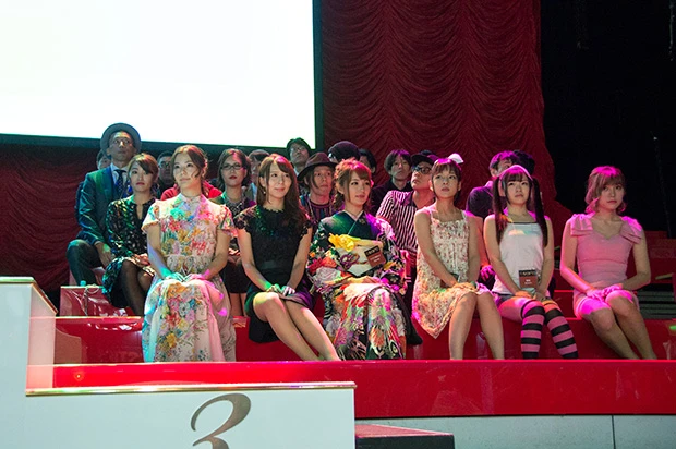 受賞内容の詳細は登壇者には当日までナイショ。思い思いの衣装で開会を待つ