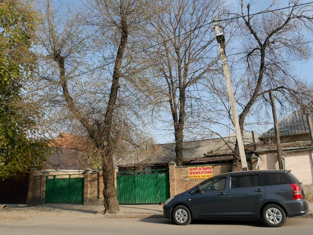 こちらがサウナの入り口だそう。一見、普通の家という感じだが、看板はあるようだ