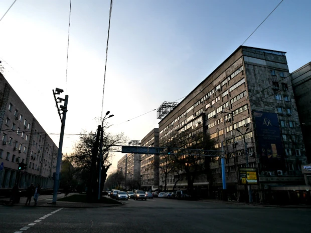旧ソ連を思い出させるような無骨な建物も残っている