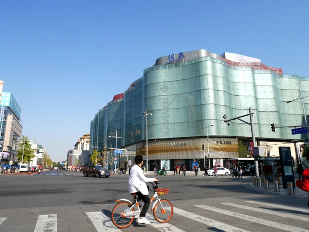 北京の原宿? 銀座? プラダの上は北京の「カサ・ミラ」?
