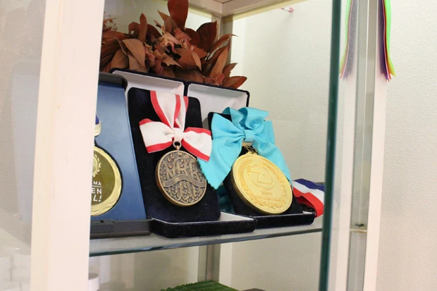 サロンに飾られたメダルはマラソンの渋井陽子選手のもの。長坂院長は彼女のボディメンテナンスも手がけている