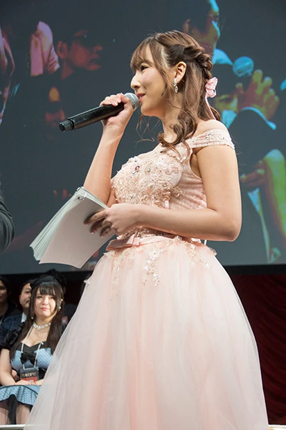 受賞作品の長~いAVタイトルを、ほんの少し舌足らずながらも懸命に読み上げた