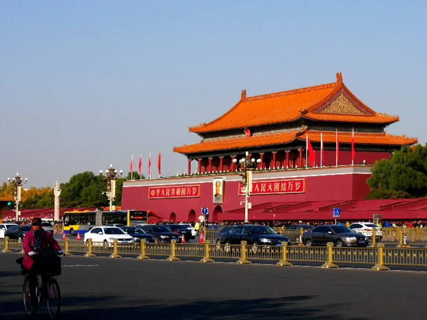 日本では「人民帽」と呼ばれるこの帽子は昔は「人民解放軍」の軍帽（左下）。『らんま１/２』を思い出し「中国四千年の歴史！」と叫びたくなった