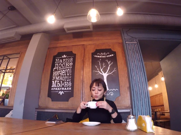 熱いカプチーノをひょっとこ顔で冷ますマリーシャ