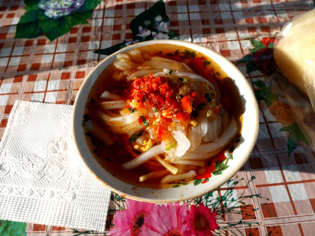 カラコルの名物「アシュランフー」と呼ばれる冷麺のような食べ物