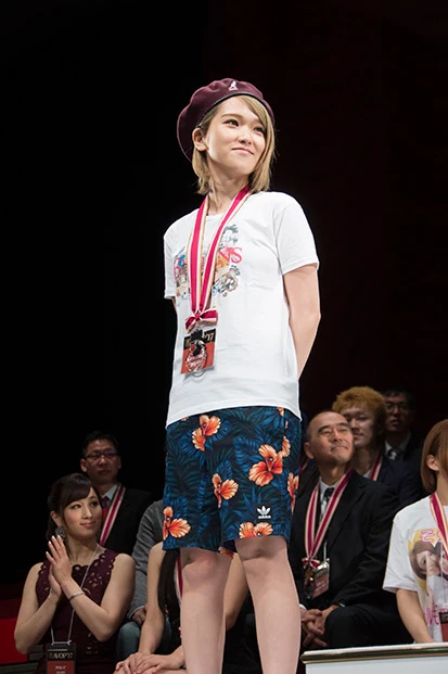 エントリー作品のなんと10作品に登場する椎名そらは、ファン投票で女優部門1位を獲得。カリスマ性のある女優だ