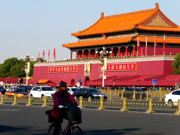 天安門と人民帽のおじさん。人民帽は昔は「人民解放軍」の軍帽。『らんま1/2』を思い出し「中国四千年の歴史!」と叫びたくなった