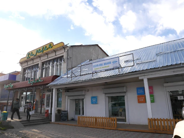 日本語で「ハンドメイドお土産」と書いてあるお店