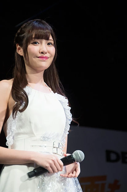 イメージガールの橋本ありな。すらりとした長身で、ステージを華やかに盛り上げる