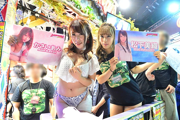 小売店の「ラムタラグループ」ブースにて、イベント参加を呼びかける松下美織(右)とかさいあみ(左)(Japan Adult Expo)