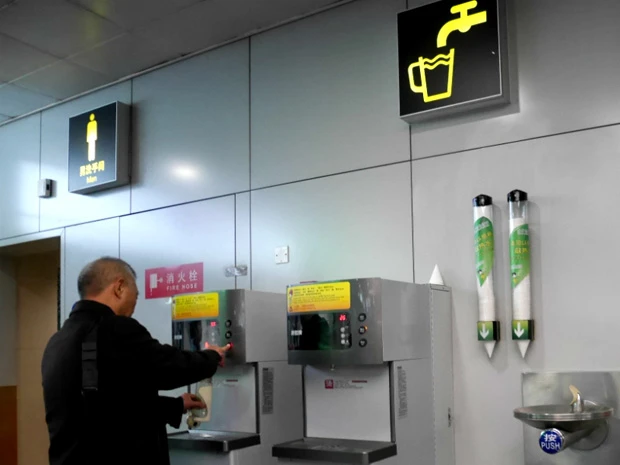 中国の空港には至るところに給湯器がありました