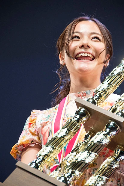 みよ、この笑顔! 天使のような存在感で、今年のグランプリを華々しく飾った