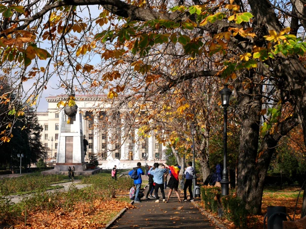 アルマトイ街中。紅葉の舞い散る街並みは東欧のような雰囲気