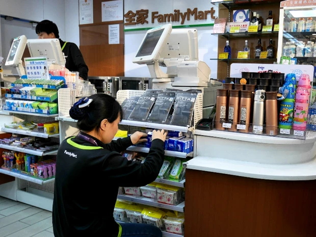 北京空港の全家(ファミマ)では当たり前のようにレジ横に水筒が売られていた