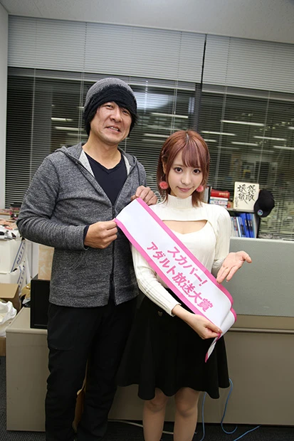  「週プレＮＥＷＳ」貝山弘一編集長も桃乃木さんのカワイさに頬が緩みっぱなし